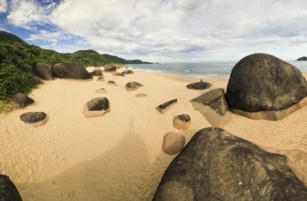 Belle plage tropicale avec de grandes pierres sur le rivage et les montagnes — Photo