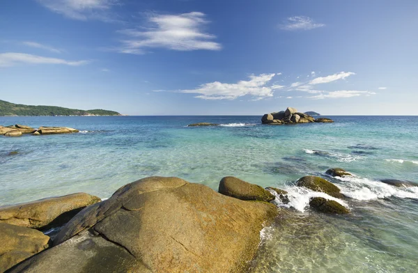 ocean Beach taşlarla zemin üzerine mavi su