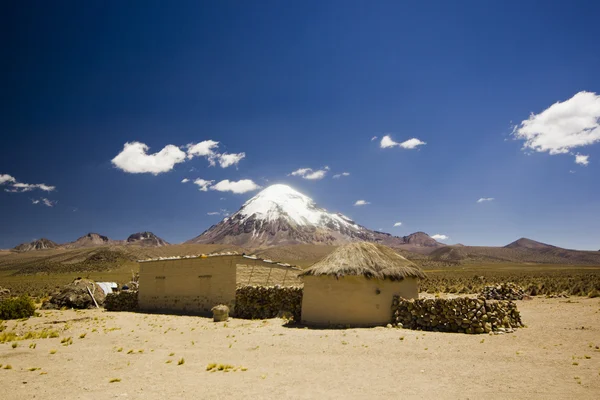 Pequeño pueblo en bolivia cerca del volcán Sajama — Foto de Stock