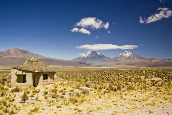 Pequeña casa en bolivia cerca del volcán Sajama — Foto de Stock