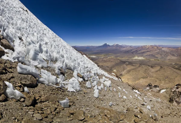 Hielo penitentes a altitud 6100m en Volcán Sajama en Bolivia — Foto de Stock