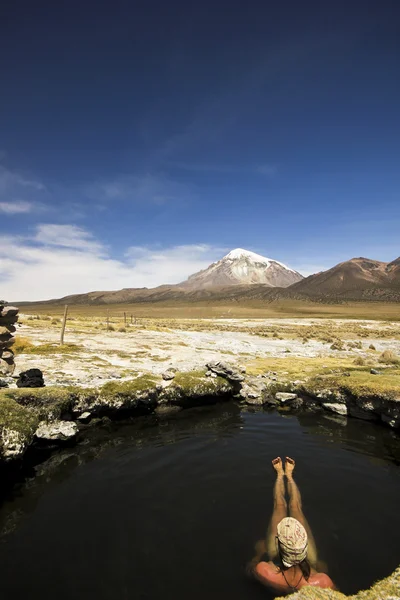 Uomo che riposa nelle sorgenti calde vicino al vulcano Sajama, Bolivia — Foto Stock