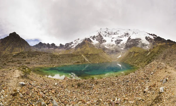 Panorama de montañas nevadas de los Andes y lago azul — Foto de Stock