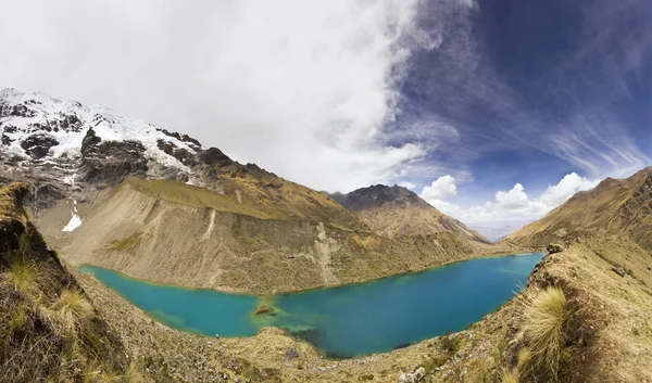 Panoráma zasněžených Andách a modré jezero — Stock fotografie