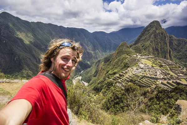 Autorretrato del hombre sonriente cerca de machu-picchu en perú — Foto de Stock