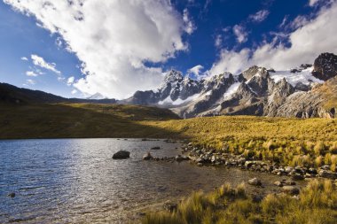gündoğumu, karla kaplı Dağı karanlık göl