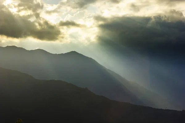 Ηλιαχτίδα πάνω από τα βουνά στο ηλιοβασίλεμα — Φωτογραφία Αρχείου