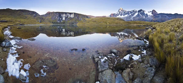 Spokojne jezioro w podnóża ośnieżonych górskich na wschód — Zdjęcie stockowe
