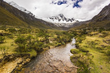 karla kaplı Andes Dağları ve Nehri Panoraması