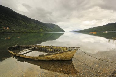 Sakin su ile Şili fiyort eski tekne