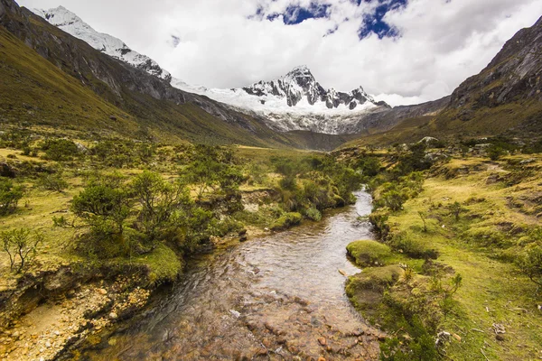 Panoramę Andów pokryte śniegiem i rzeki — Zdjęcie stockowe