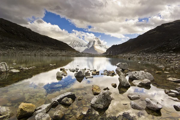 Tramonto sul monte Huascaran in Perù con riflessione dal lago — Foto Stock