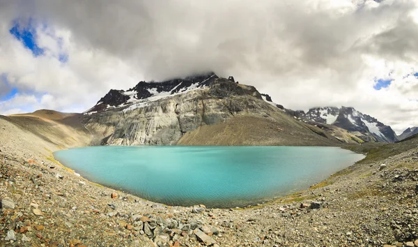 Lago azul da montanha com nuvens no céu — Fotografia de Stock