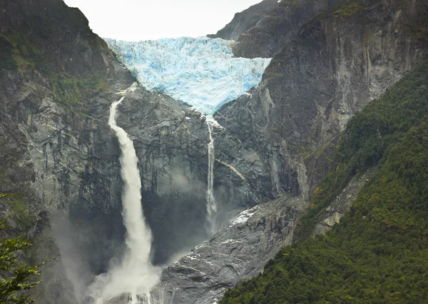 Festői kilátással a gleccser ventisquero calgante-vízesés, Chilei patagonia — Stock Fotó