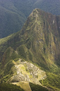 eski şehir machu-çevreleyen dağlar ve bulutlar ile picchu, peru,