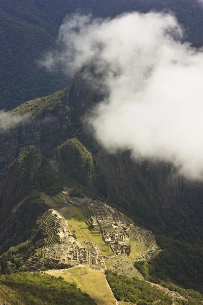 Stary machu miasto-picchu, peru, z okolicznych gór i chmury — Zdjęcie stockowe