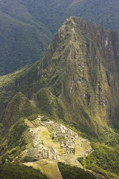 Ciudad vieja machu-picchu, perú, con montañas y nubes circundantes — Foto de Stock