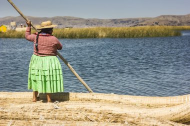 tekne ot titicaca Gölü üzerinde duran şişman Perulu kadın