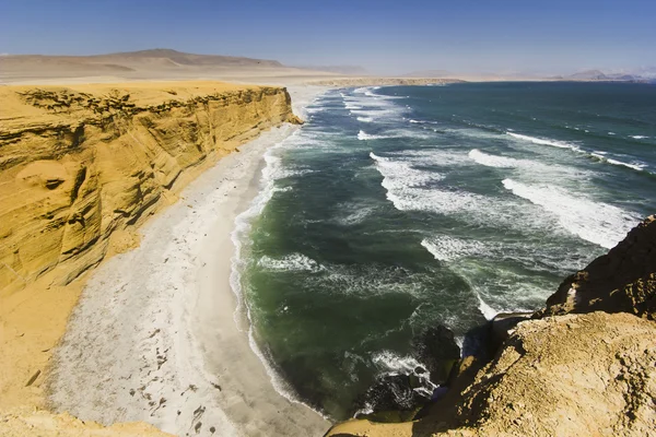 Meereswellen am Ufer des Pazifischen Ozeans mit Felsen — Stockfoto