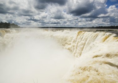 Iguazu yeşil çim ve sis çevreleyen ile düşüyor