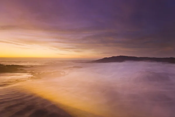 Gouden zonsondergang op de Stille Oceaan met golven op rotsachtige kust — Stockfoto