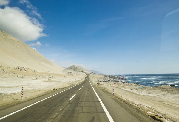 Estrada no deserto chileno através da linha costeira — Fotografia de Stock