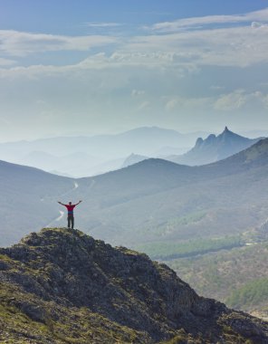 uçurumdan elleriyle dağlarda üzerinde duran adam