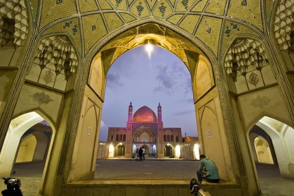 Agha Bozorg iskola és a mecset Kashan városában, este, Irán — Stock Fotó