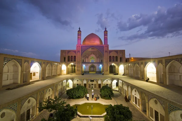 Agha Bozorg escola e mesquita em Kashan à noite, Irã — Fotografia de Stock