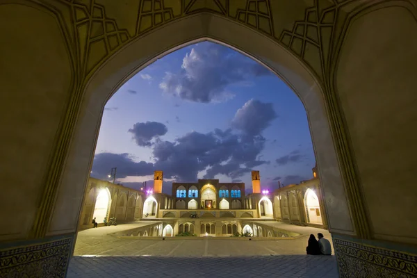 Agha Bozorg iskola és a mecset Kashan városában, este, Irán — Stock Fotó
