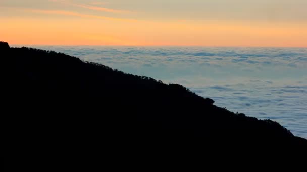 Nuages au-dessus de la mer au lever du soleil — Video