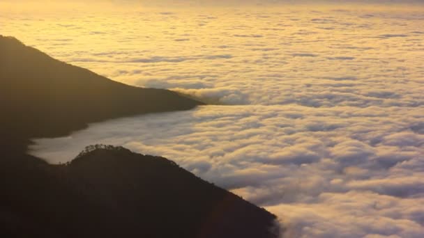Bulutlar üzerinde gündoğumu denizde — Stok video