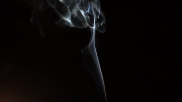 Білий дим на чорному фоні — стокове відео