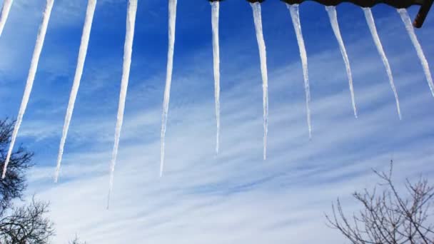 Derretendo tempo lapso de gelo do telhado no fundo do céu azul — Vídeo de Stock