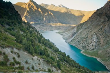 gün batımında mavi dağ gölü
