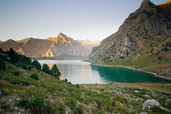 Lago di montagna blu al tramonto — Foto Stock