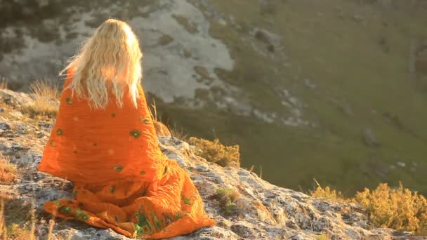 Blonde girl on the cliff — Stock Video