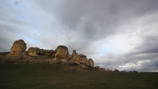 Wolken boven stenen rotsen uitgevoerd — Stockvideo