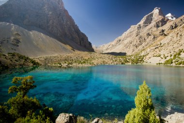 sunrise adlı Fann dağlarda derin mavi göl