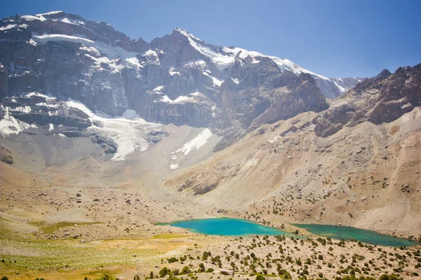 Due laghi di montagna di diverso colore circondati da alte rocce — Foto Stock