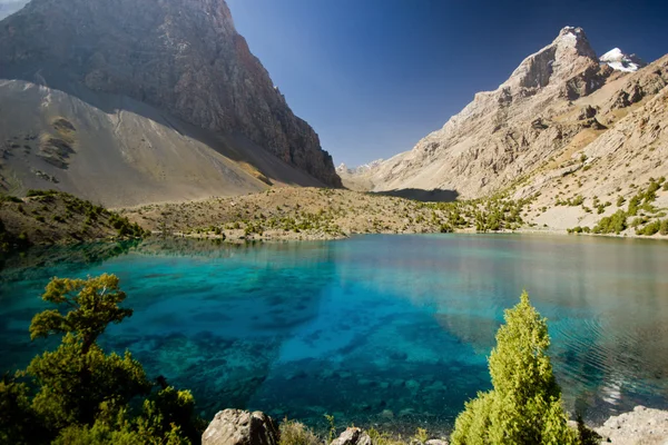 Lago blu profondo nelle montagne Fann all'alba — Foto Stock