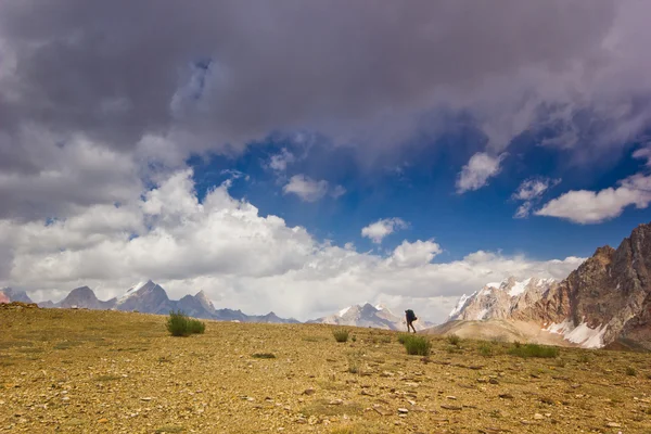 Eenzame man in de bergen — Stockfoto