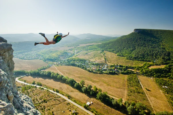 Base-jumper jumps from the cliff — Stock Photo, Image