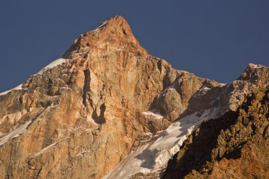 yüksek dağ kayalar gün batımında