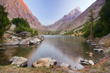 gün batımında mavi dağ gölü