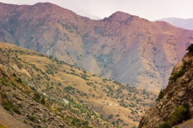 katmanlı dağ tepeleri günbatımında arka plan