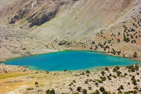 Diepblauwe bergmeer — Stockfoto