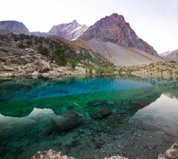 Sunrise adlı Fann dağlarda derin mavi göl — Stok fotoğraf