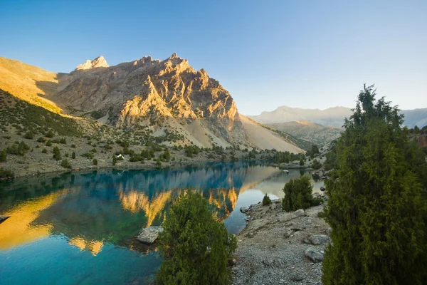 Lago di montagna blu all'alba — Foto Stock