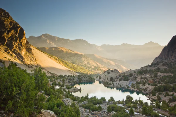 Lago di montagna blu all'alba — Foto Stock